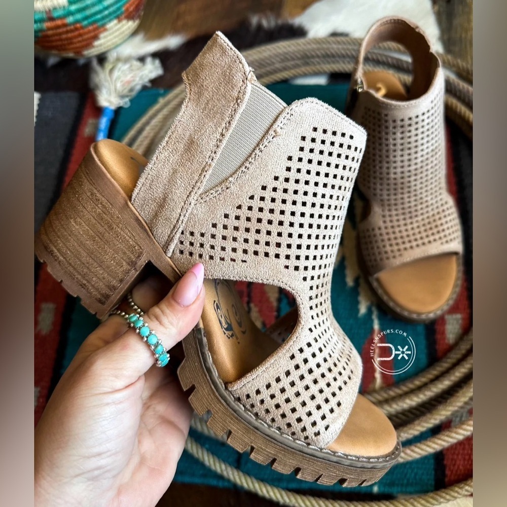 NIB Brand New In Box Very G Milsy Vegan Suede Boho Festival Heels Sandals - Picture 3 of 10